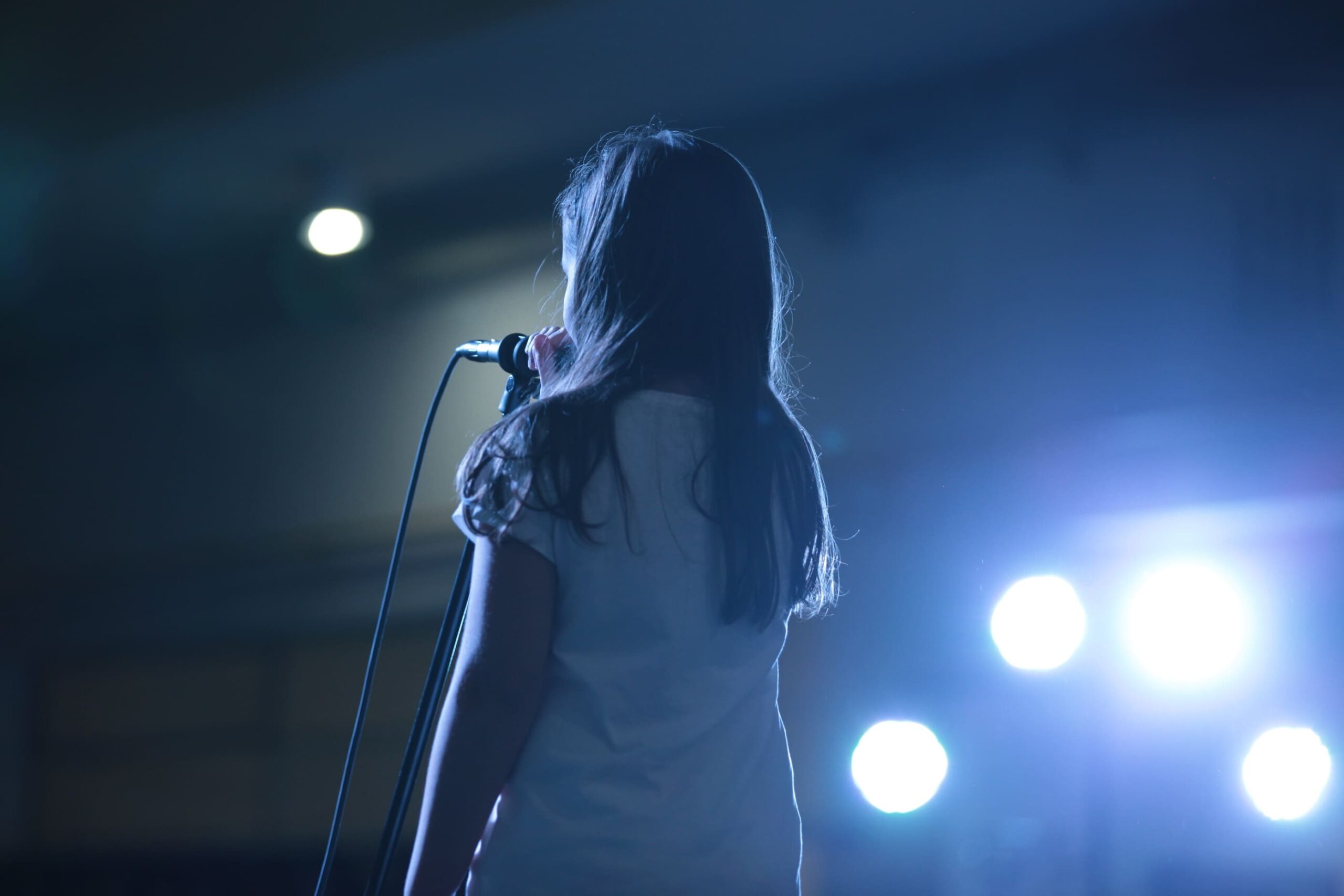 light-blur-people-girl-reading-concert-691556-pxhere.com